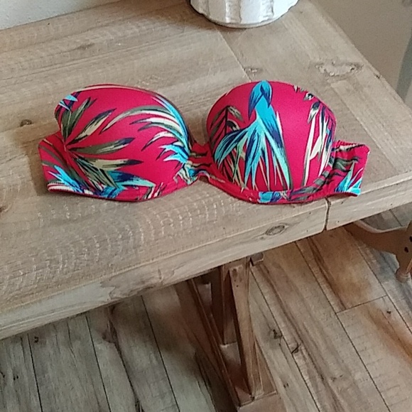 Victoria's Secret Pink Red Strapless Push-up Bra. Size 32D - Picture 3 of 17